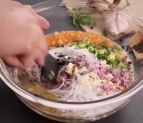 Trộn trứng với nguyên liệu