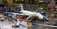 Đột nhập xưởng chế tạo máy bay tối mật trong tòa nhà rộng nhất thế giới