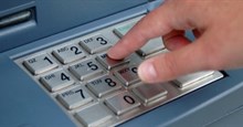 Tại sao các máy ATM đều sử dụng bàn phím số kim loại?