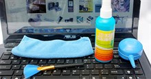 Có nên dùng dung dịch lau màn hình laptop, điện thoại?