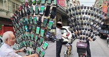 Ông cụ hơn 70 tuổi sắm 64 smartphone gắn vào xe đạp để đi bắt Pokemon, fan cuồng chân chính đây chứ đâu