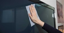 3 cách vệ sinh màn hình tivi sạch bóng như mới