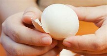 Cho thêm một lát chanh vào nồi luộc trứng sẽ giúp ích bất ngờ