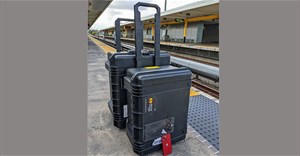 Trải nghiệm tự thay pin iPhone tại nhà với bộ công cụ trong 2 chiếc vali nặng 35 kg của Apple 