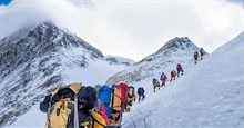 Tại sao việc leo lên đỉnh Everest phải bắt đầu lúc nửa đêm?