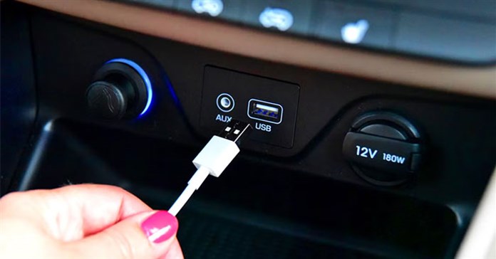 10 phụ kiện có thể cắm vào cổng USB trên ô tô