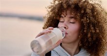 Những sai lầm khi uống nước khiến bạn bị khô da