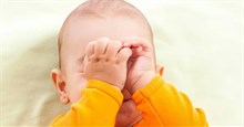 Tại sao trẻ sơ sinh hay dụi mắt?